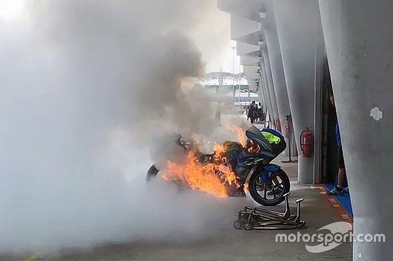 Moto de Rins pega fogo após vazamento durante abastecimento