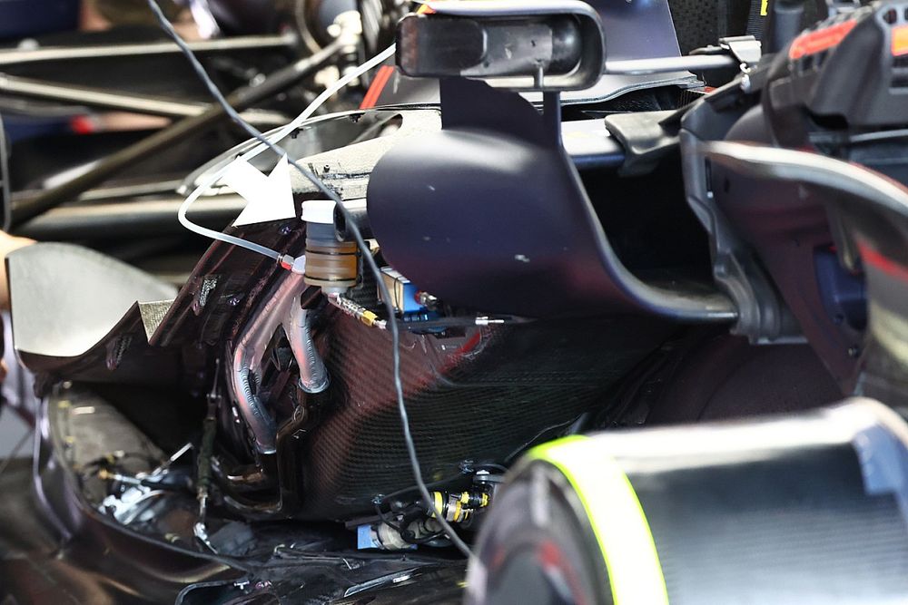 Detalle del depósito de fluido del Red Bull Racing RB18