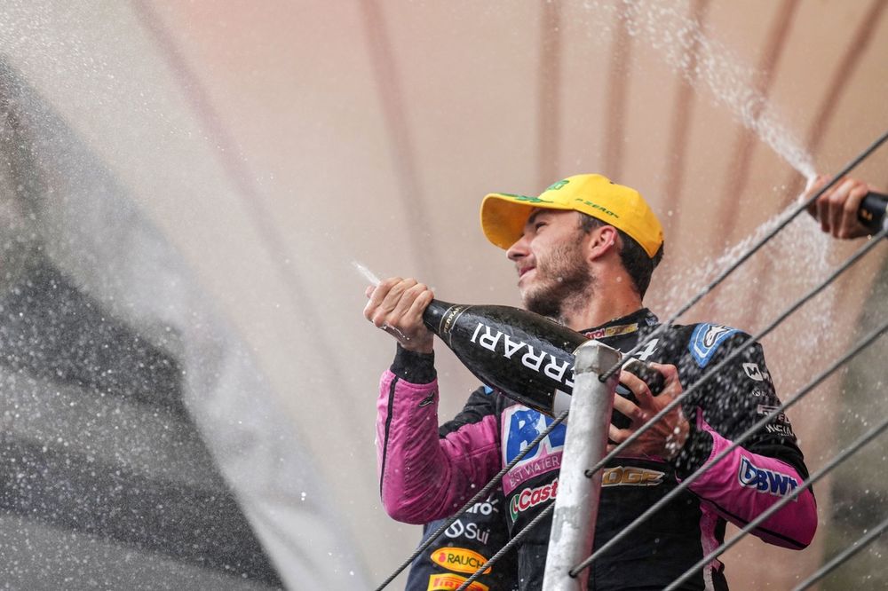 Pierre Gasly, Alpine F1 Team, tercero, celebra en el podio