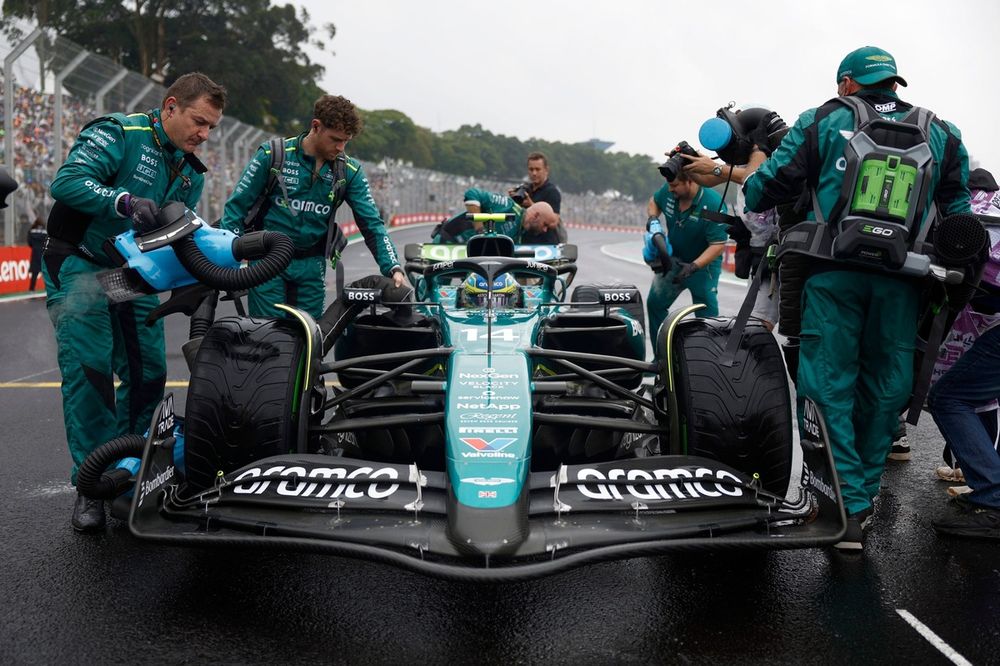 Los mecánicos con el coche de Fernando Alonso, Aston Martin AMR24