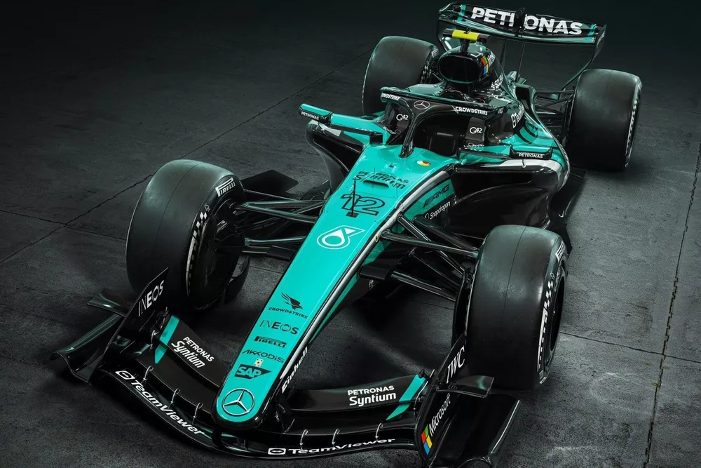 La livrea della Mercedes W17 in Malesia