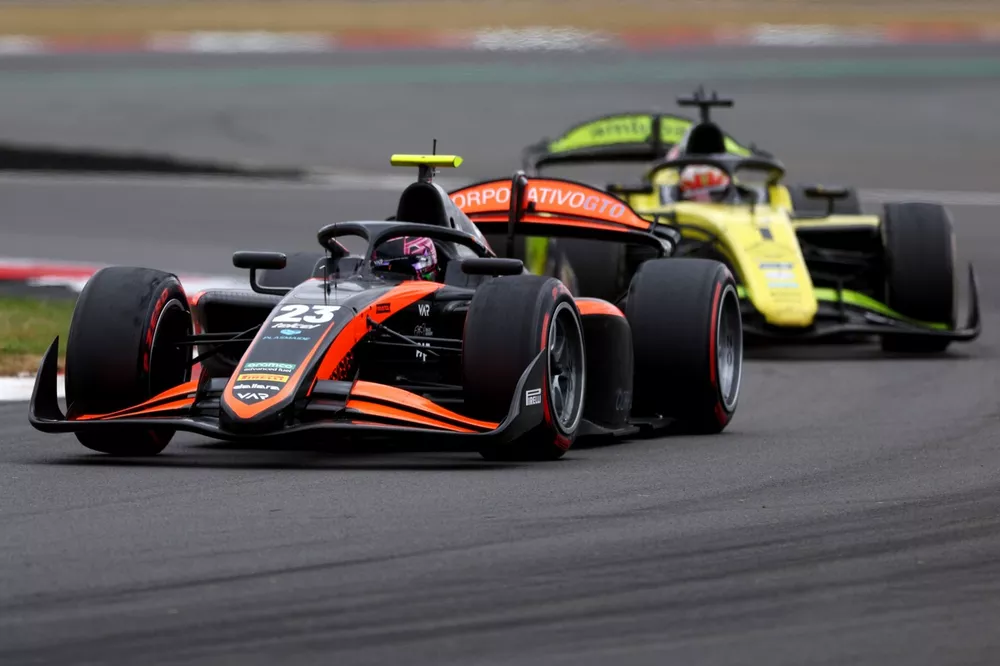 Rafael Villagomez, van Amersfoort Racing, delante de Rafael Camara, Invicta Racing