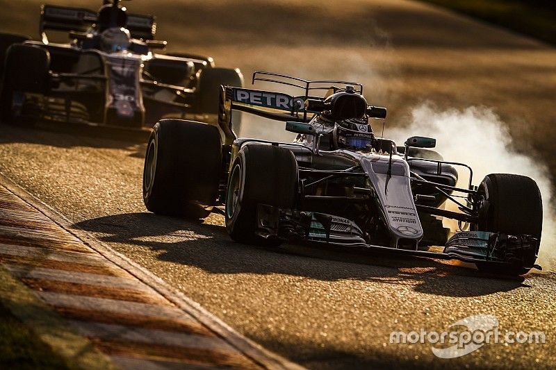 Valtteri Bottas, Mercedes F1 W08, leads Antonio Giovinazzi, Sauber C36