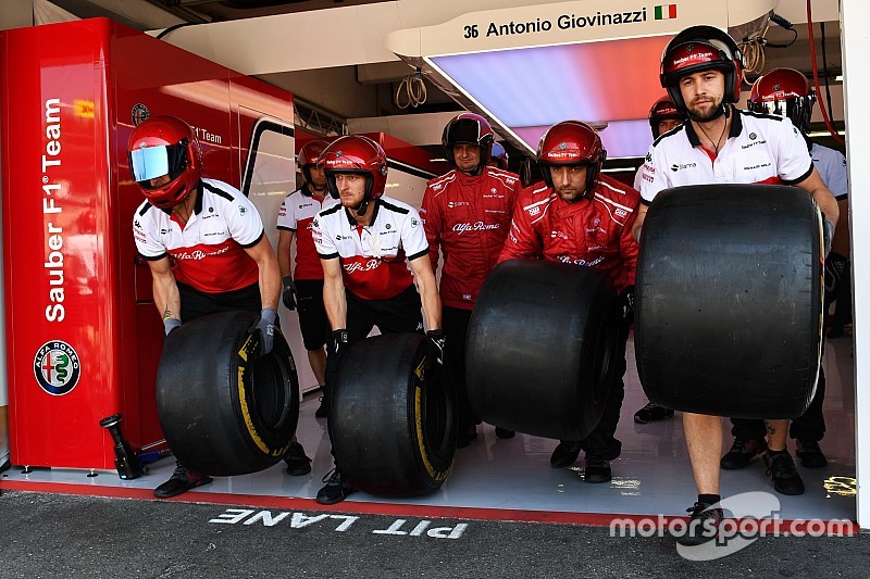 Pirelli, zorunlu pit stop sayısını ikiye çıkarmanın faydalı olacağından emin değil