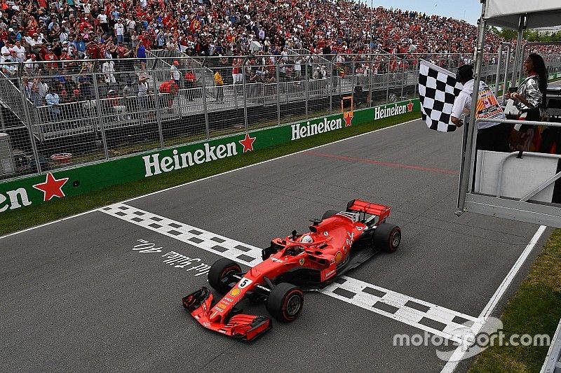 El ganador, Sebastian Vettel, Ferrari SF71H bajo la bandera a cuadros
