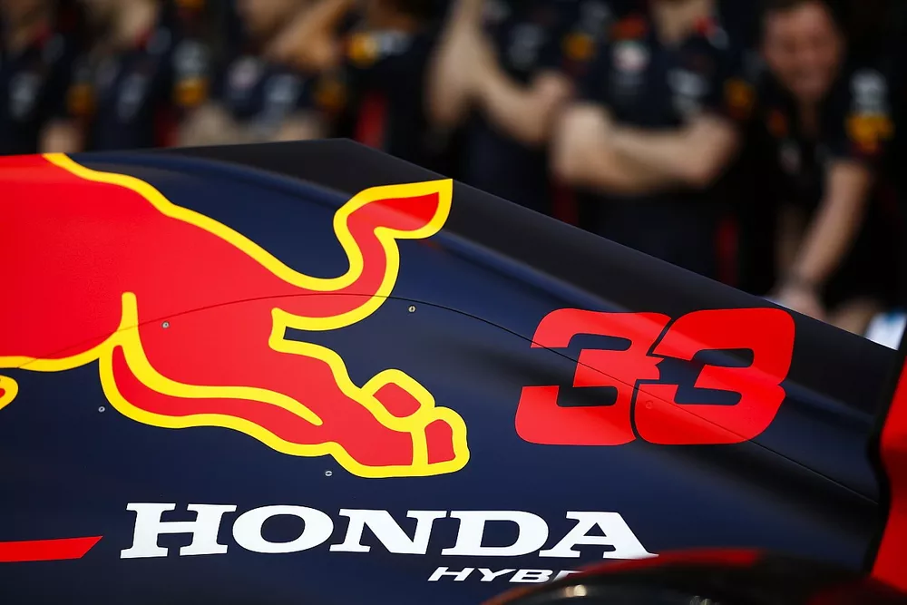 Un logo de Honda en la cubierta motor del coche de Max Verstappen, el Red Bull Racing RB15 