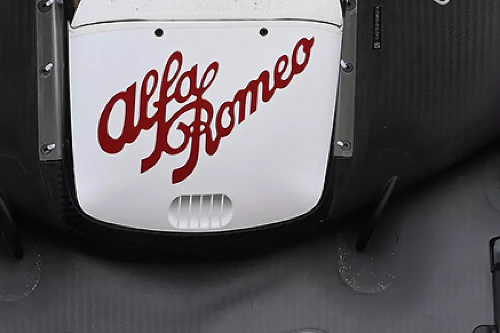 Detalle del frente y del aler&oacute;n delantero del Alfa Romeo Racing C42