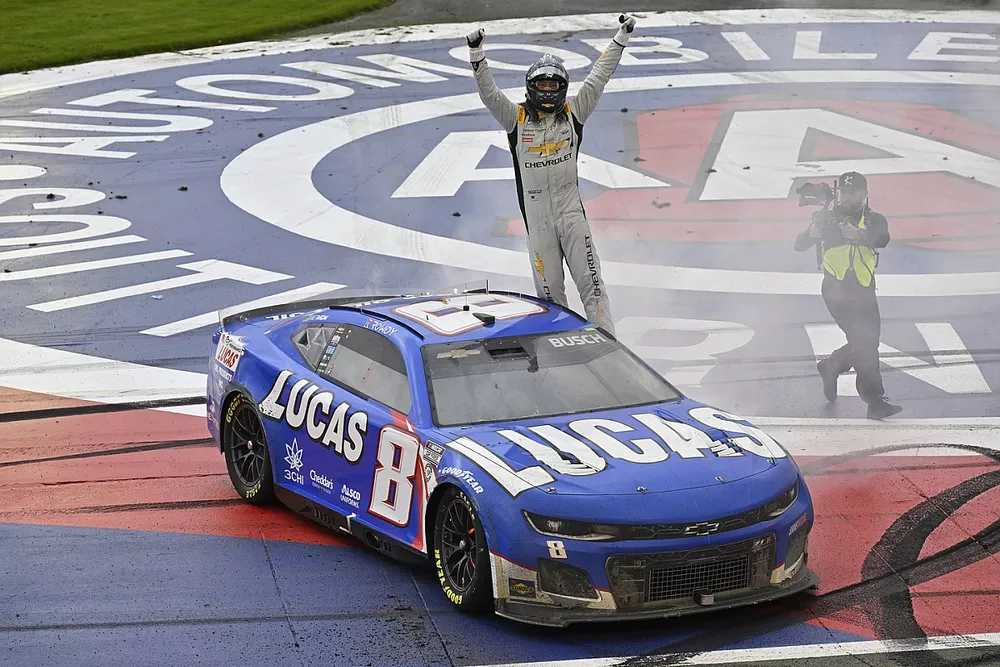 Race winner Kyle Busch, Richard Childress Racing, Chevrolet Camaro