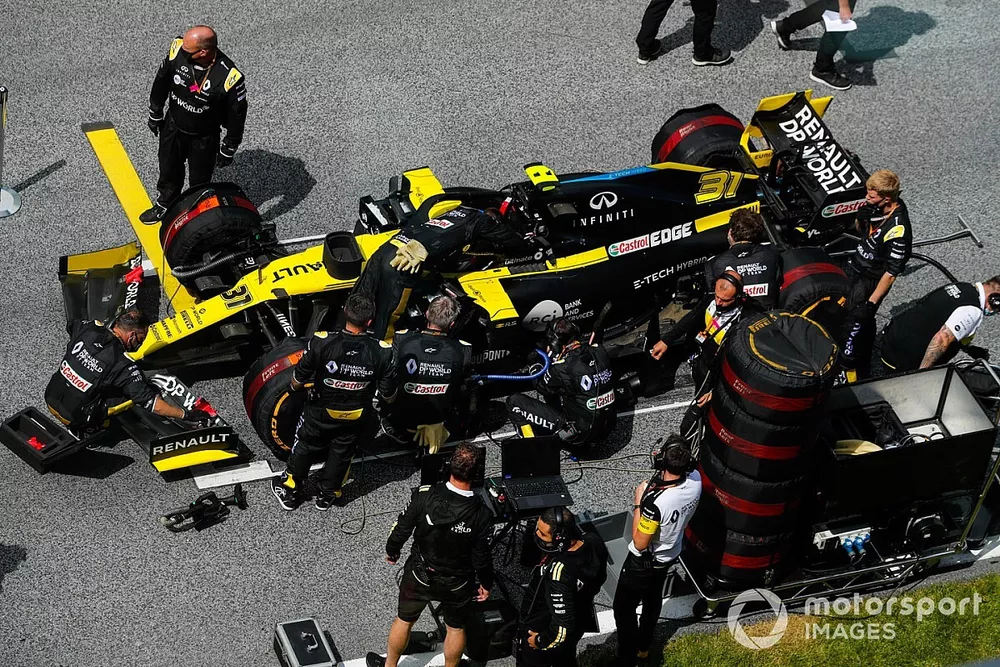 Esteban Ocon, Renault F1, on the grid