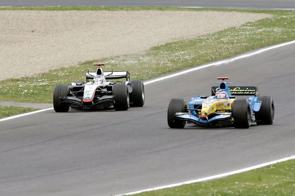 Fernando Alonso, Renault R25, Kimi Raikkonen, McLaren Mercedes MP4-20 