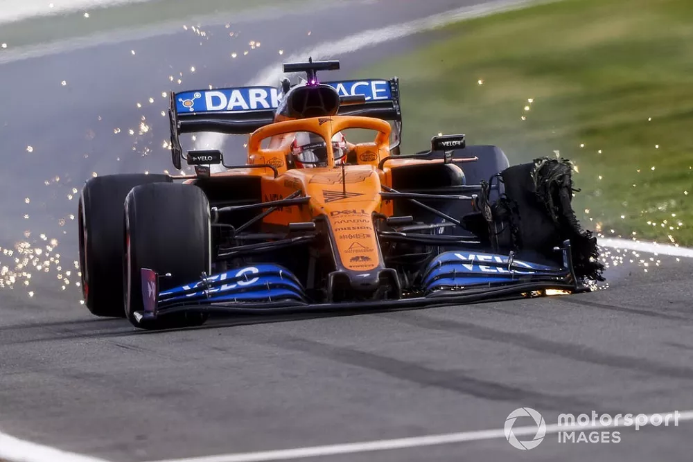 Carlos Sainz Jr., McLaren MCL35, rentre au stand avec une crevaison