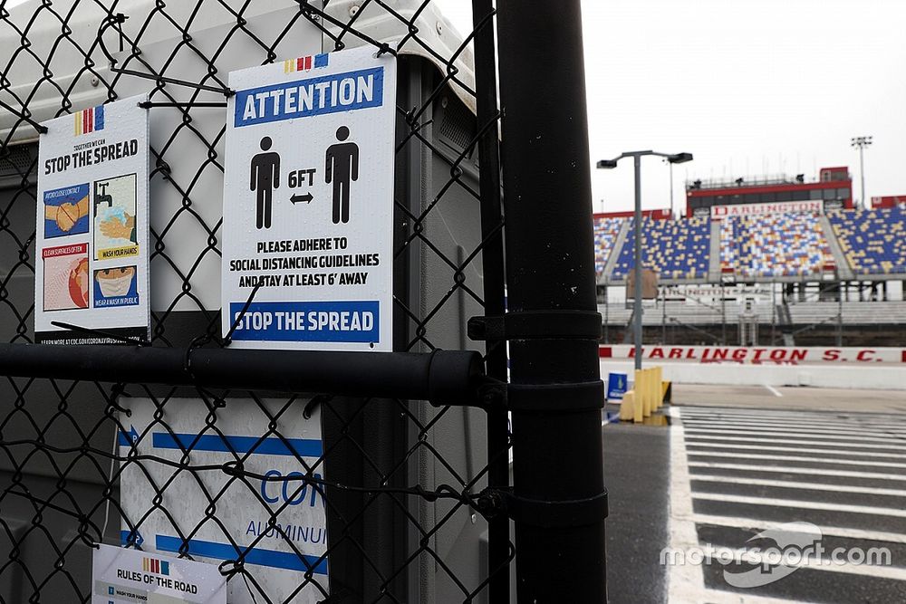 Letreros de Covid-19 en el &aacute;rea del garaje