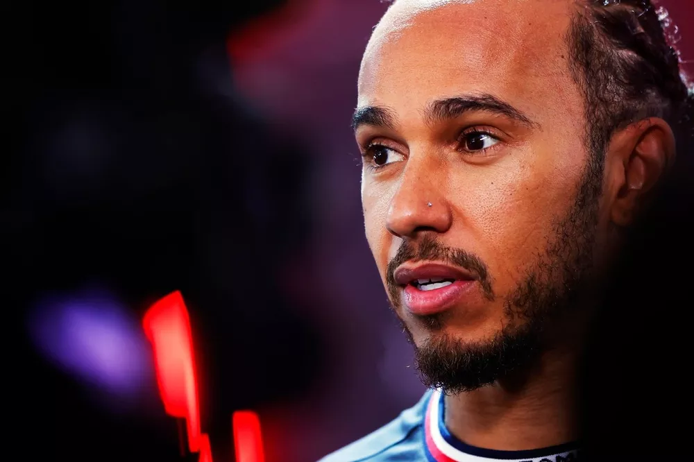 Lewis Hamilton, del equipo Mercedes-AMG F1, es entrevistado tras la clasificaci&oacute;n