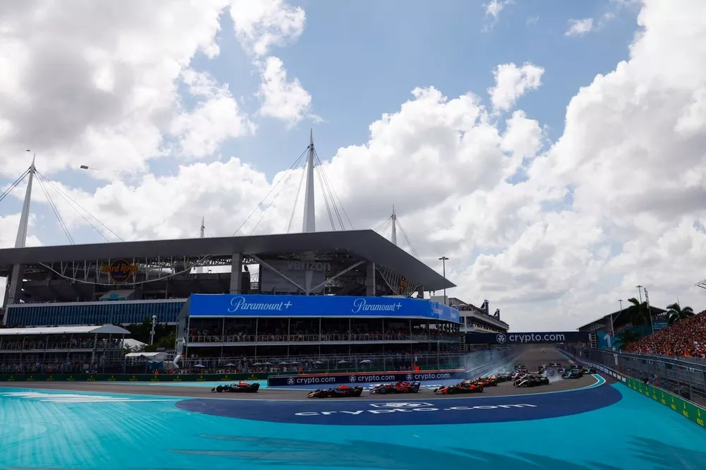 Max Verstappen, Red Bull Racing RB20, Sergio P&eacute;rez, Red Bull Racing RB20 se va de largo en la primera curva 