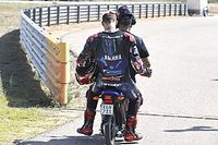 El peor d&iacute;a de Quartararo: tambi&eacute;n choc&oacute; con un scooter en Arag&oacute;n