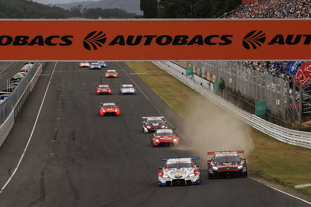 #39 DENSO KOBELCO SARD GR Supra battling with #16 Red Bull MOTUL MUGEN NSX-GT