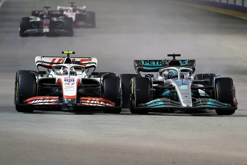 Mick Schumacher, Haas VF-22, battles with George Russell, Mercedes W13