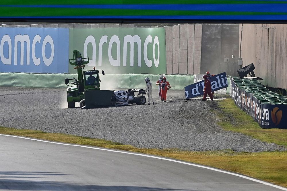 Pierre Gasly, AlphaTauri, es asistido tras el choque en la primera vuelta