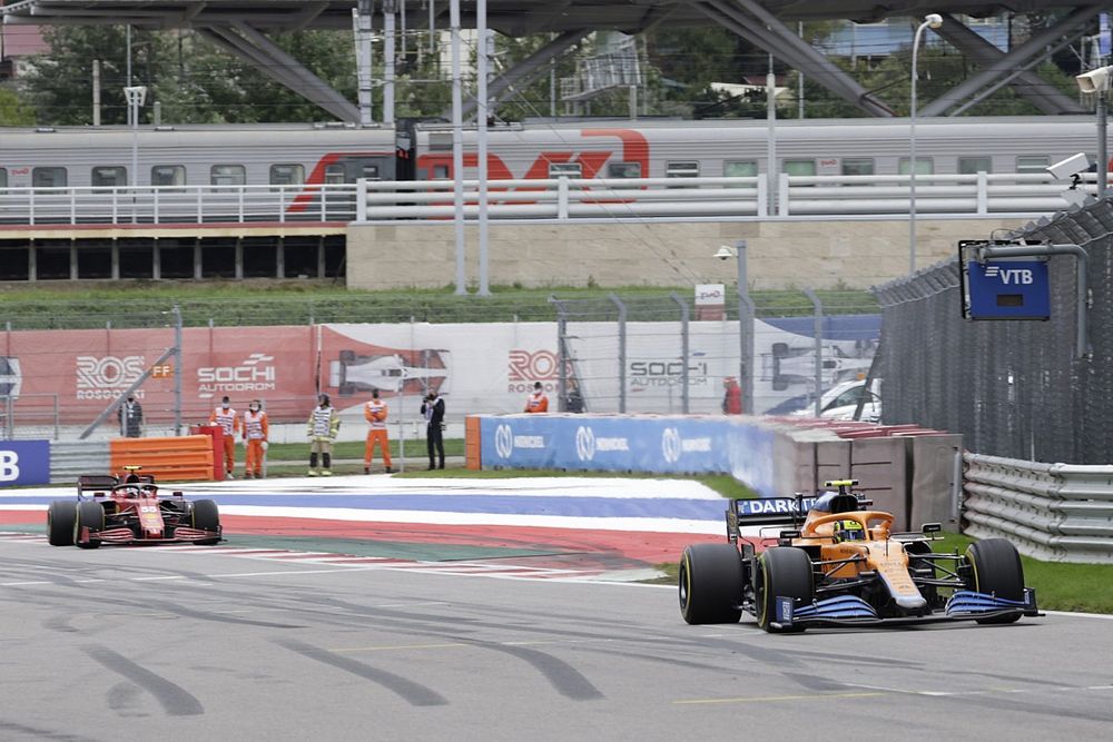 Lando Norris, McLaren MCL35M, Carlos Sainz Jr., Ferrari SF21