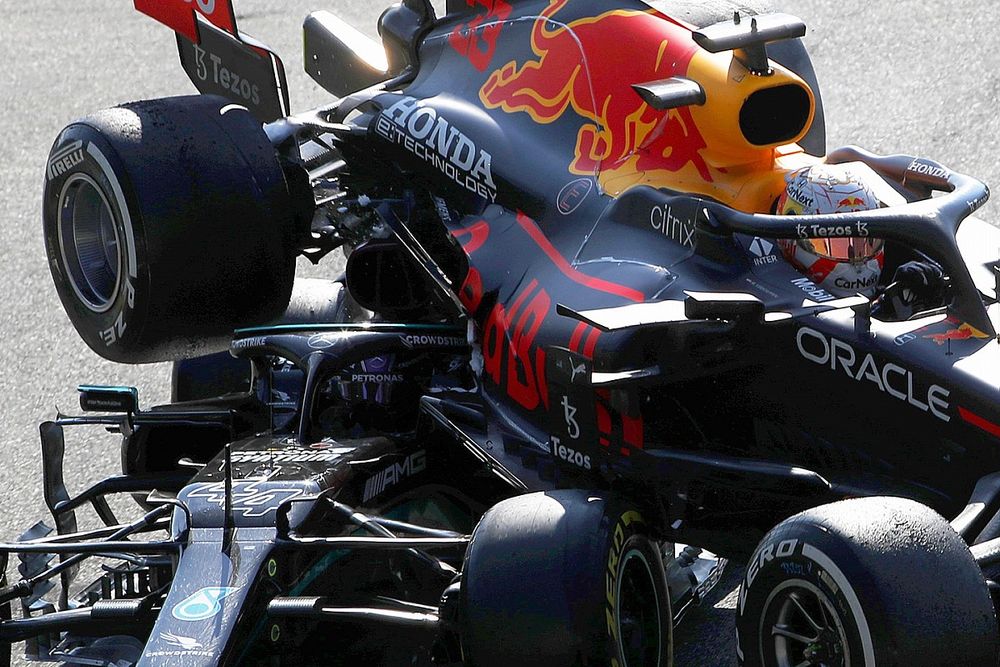 Choque de Max Verstappen, Red Bull Racing RB16B y Lewis Hamilton, Mercedes W12,