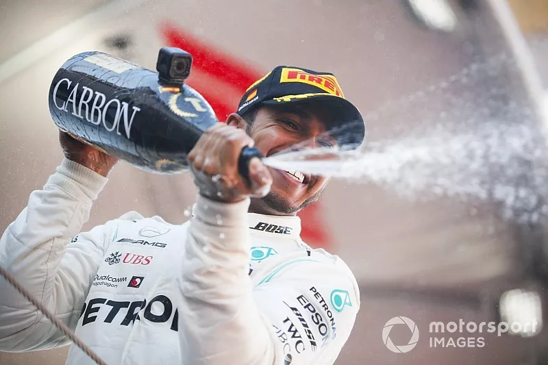 Podio:  ganador de la carrera Lewis Hamilton, Mercedes AMG F1 celebra con el champ&aacute;n