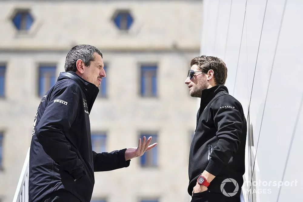 G&uuml;nther Steiner, Team Principal, Haas F1, parle avec Romain Grosjean, Haas F1