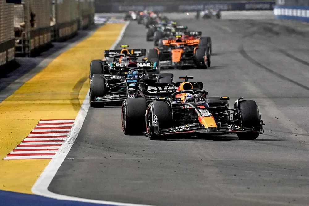 Max Verstappen, Red Bull Racing RB19, George Russell, Mercedes F1 W14, Sergio Perez, Red Bull Racing RB19