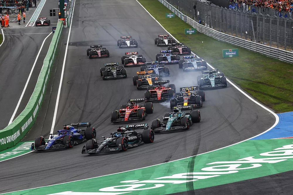George Russell, Mercedes F1 W14, Alex Albon, Williams FW45, Fernando Alonso, Aston Martin AMR23, Charles Leclerc, Ferrari SF-23, the remainder of the field at the start