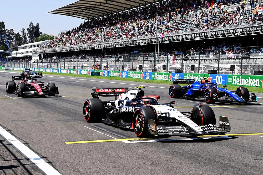 Yuki Tsunoda, AlphaTauri AT04, Logan Sargeant, Williams FW45, Valtteri Bottas, Alfa Romeo C43, Esteban Ocon, Alpine A523, practican sus procedimientos de salida de carrera al final de la FP3.