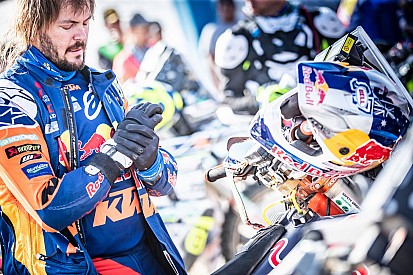 Dakar leader Price says broken wrist is 'on fire'