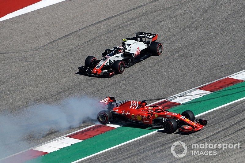 Sebastian Vettel, Ferrari SF71H hace un trompo despu&eacute;s del contacto con Daniel Ricciardo, Red Bull Racing RB14 