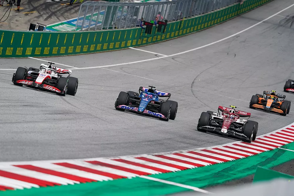 Kevin Magnussen, Haas VF-22, Fernando Alonso, Alpine A522, Zhou Guanyu, Alfa Romeo C42