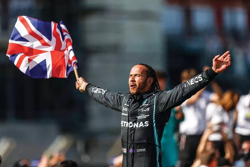 Lewis Hamilton, Mercedes, 1&ordf; posici&oacute;n, celebra tras la carrera con una bandera de la Uni&oacute;n
