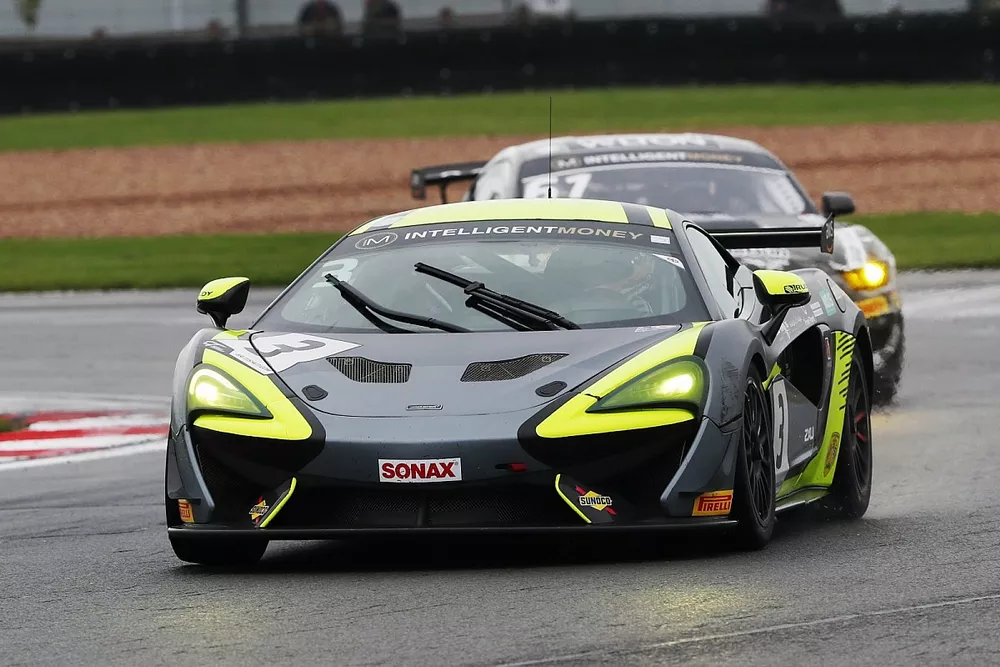 1018856915-LAT-20211017-British-GT-Donington-Park-017