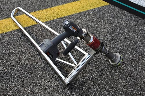 Mercedes prueba una pistola el&eacute;ctrica para las paradas de pits