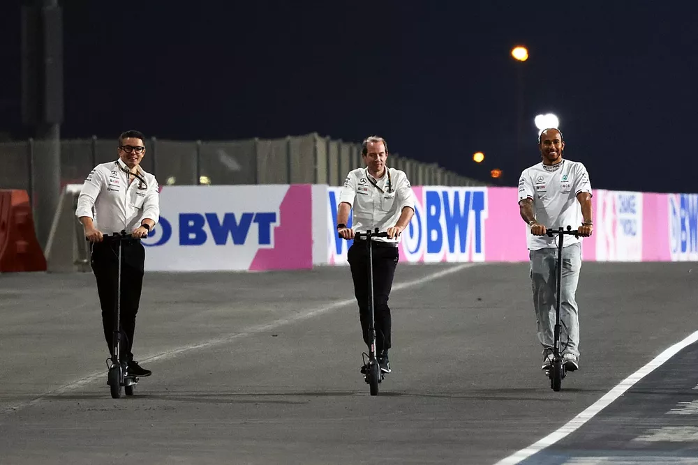 Lewis Hamilton, Mercedes recorre la pista en patinete