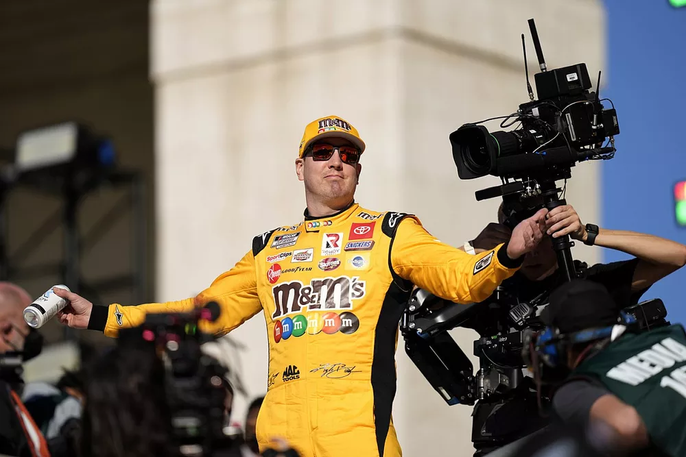 Kyle Busch, Joe Gibbs Racing, Toyota Camry M&M's
