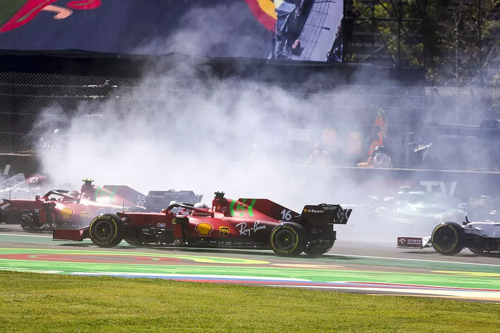 Carlos Sainz Jr, Ferrari SF21, Charles Leclerc, Ferrari SF21, mientras Valtteri Bottas, Mercedes W12, hace un trompo