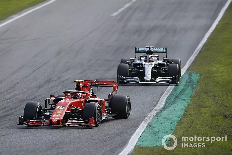 Charles Leclerc, Ferrari SF90, devant Lewis Hamilton, Mercedes AMG F1 W10