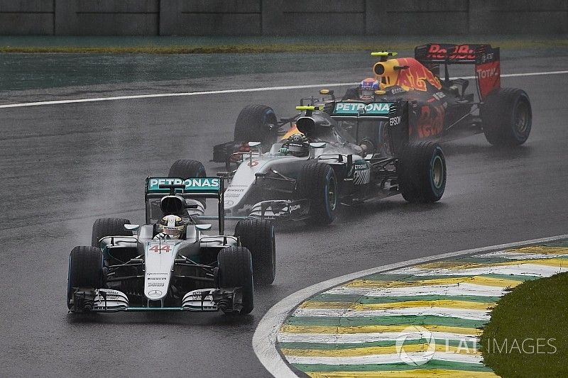Lewis Hamilton, Mercedes F1 W07 Hybrid, Nico Rosberg, Mercedes F1 W07 Hybrid, y Max Verstappen, Red 