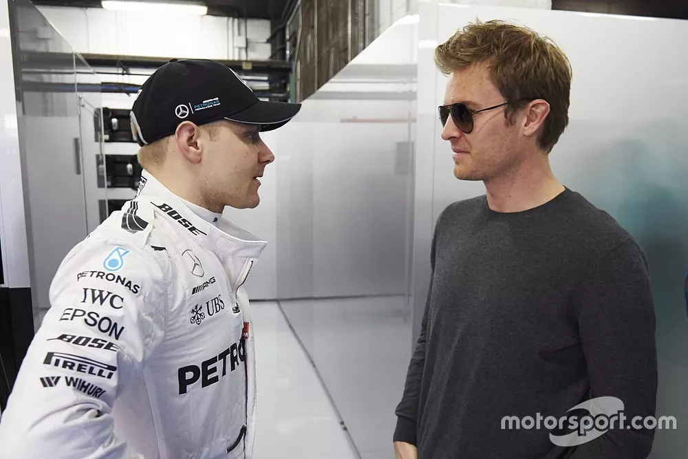 Valtteri Bottas, Mercedes F1 Team parla con il campione del mondo Nico Rosberg