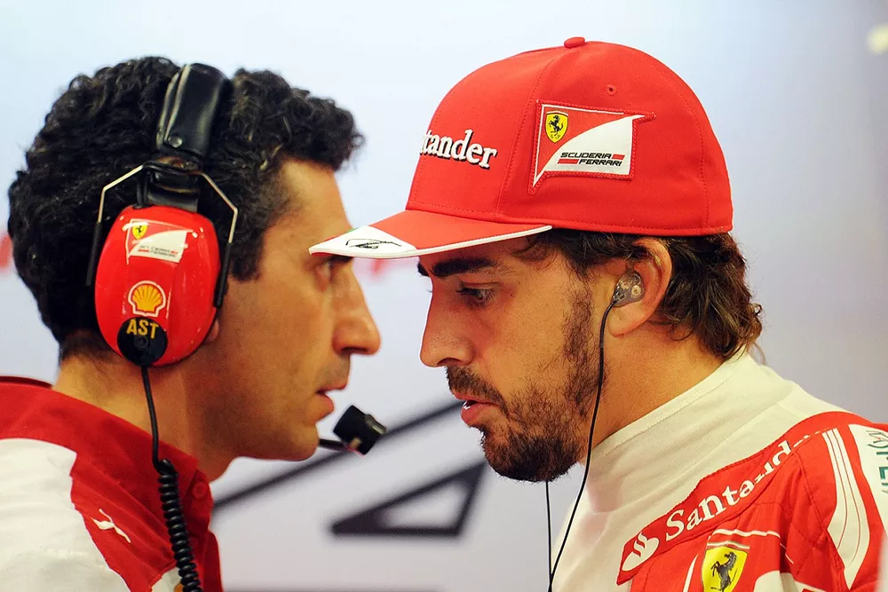 Andrea Stella, engenheiro de corridas da Ferrari, com Fernando Alonso, Ferrari