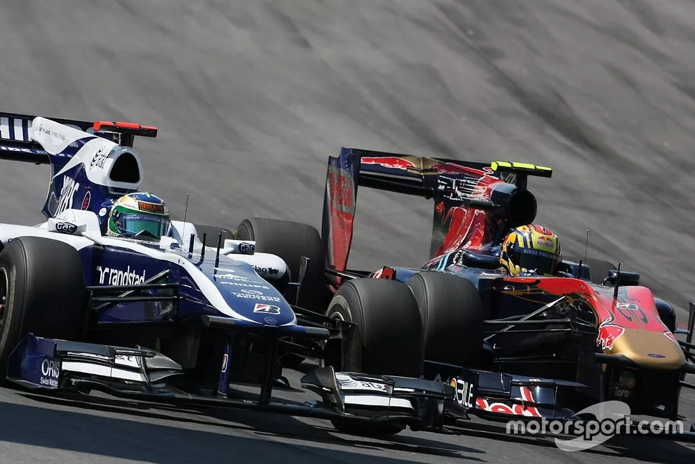 Rubens Barrichello, Williams F1 Team and Jaime Alguersuari, Scuderia Toro Rosso