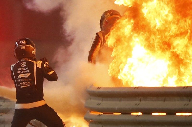 F&uuml;nf Jahre danach: Romain Grosjean zeigt Helm, der ihm das Leben rettete