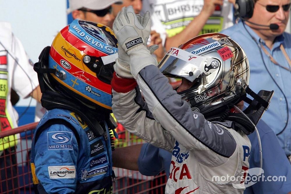Ganador de la carrera Fernando Alonso celebra con Jarno Trulli
