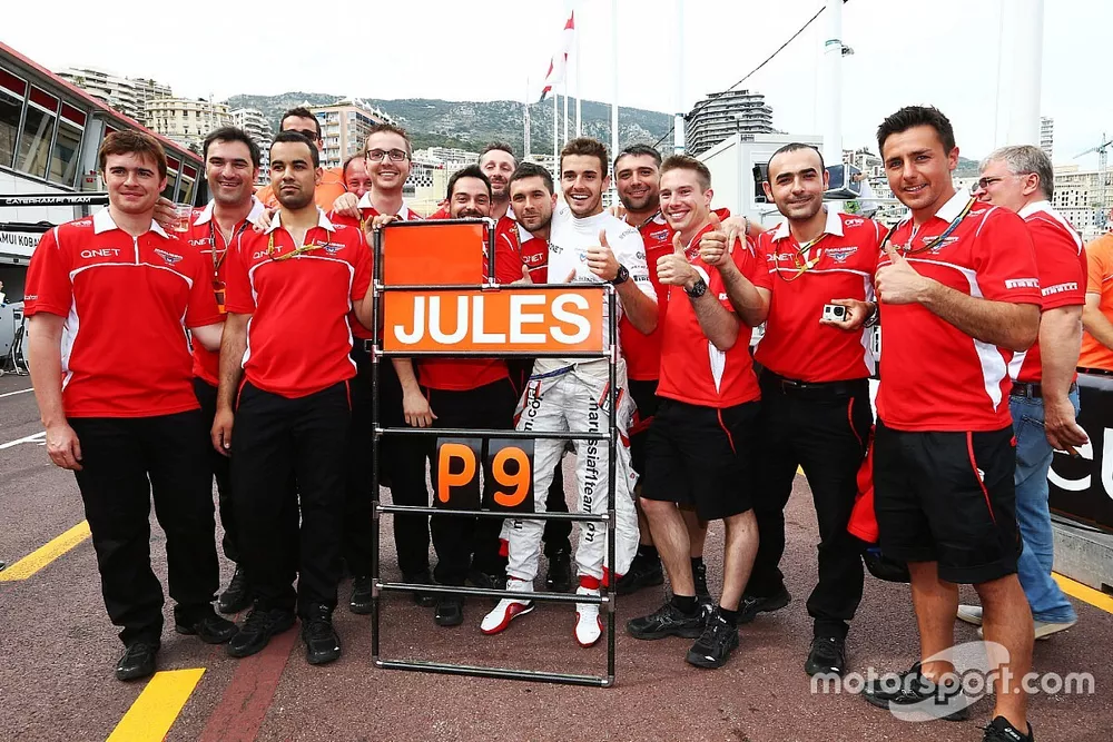 Jules Bianchi, Marussia F1 Team celebra sus primeros puntos de F1 del equipo con su tripulaci&oacute;n de e