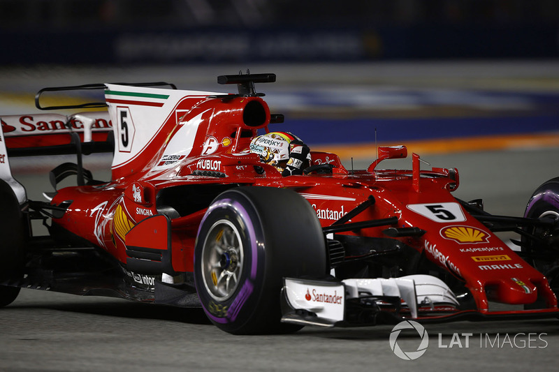 Ganador de la pole Sebastian Vettel, Ferrari SF70H, celebra en su camino a Parc Ferme