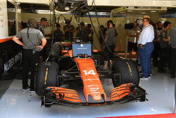 Фернандо Алонсо, McLaren MCL32, у боксах