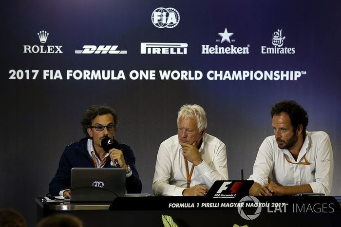 Laurent Mekies, Director de seguridad de la FIA, Charlie Whiting, delegado de la FIA y Matteo Bonciani, delegado de medios de comunicación de la FIA en la Conferencia de prensa para el dispositivo de Halo
