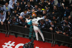 Lewis Hamilton, Mercedes AMG, celebra la victoria con su equipo en parc ferme